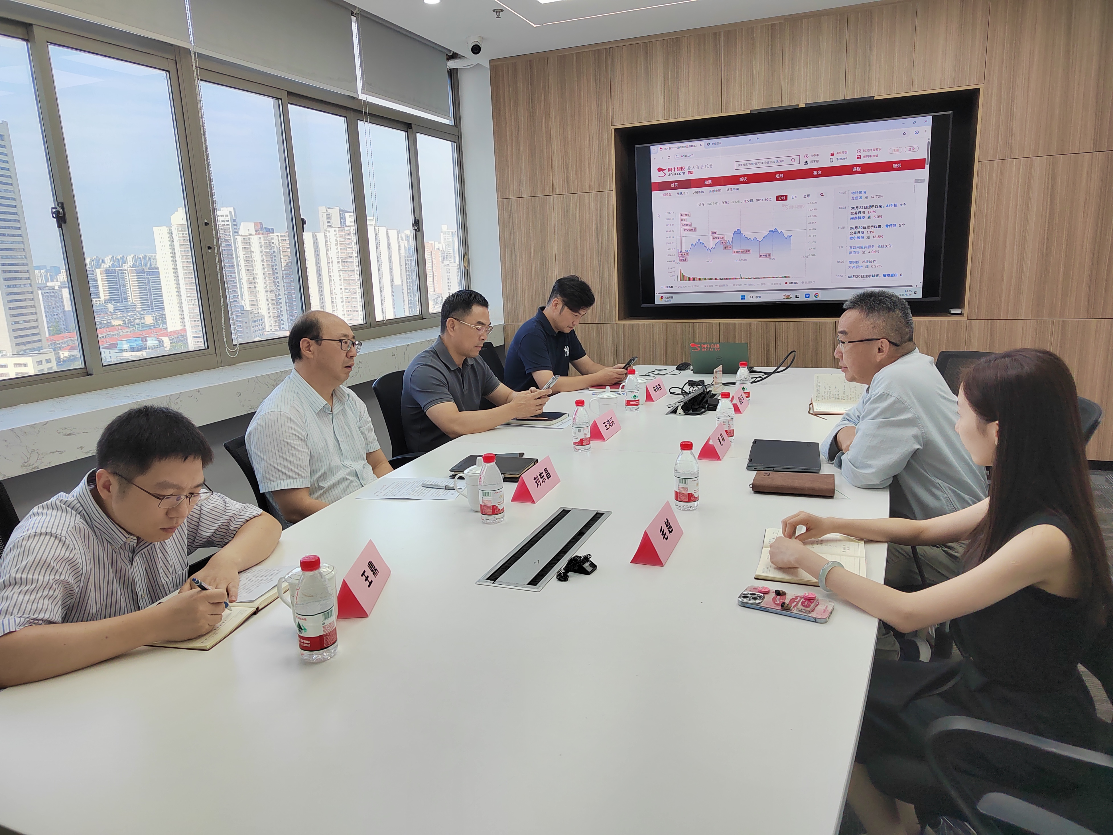 普陀区委常委、宣传部长刘东昌调研点掌科技